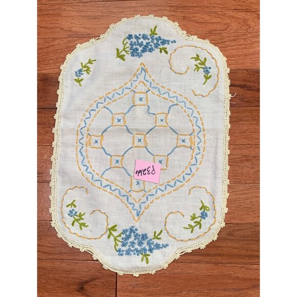 Vintage Embroidered Linen Doily with Floral Design & Crochet Edging 10x16 - Picture 10 of 10